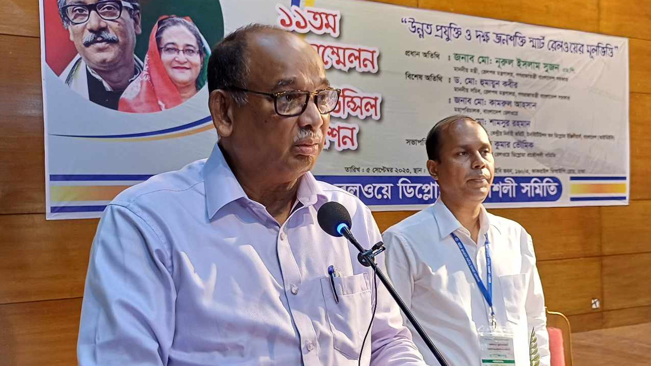 রাজধানীর আইডিইবি ভবনে রেলওয়ে ডিপ্লোমা প্রকৌশলী সমিতির ১১তম কাউন্সিল অধিবেশনে বক্তব্য রাখছেন মো. নূরুল ইসলাম সুজন। ছবি : কালবেলা