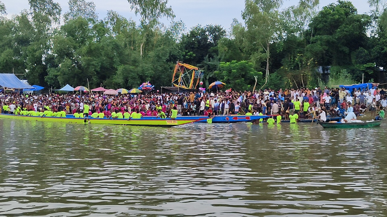 সিরাজগঞ্জের রায়গঞ্জে গ্রাম বাংলার ঐতিহ্যবাহী নৌকাবাইচ অনুষ্ঠিত। ছবি : কালবেলা