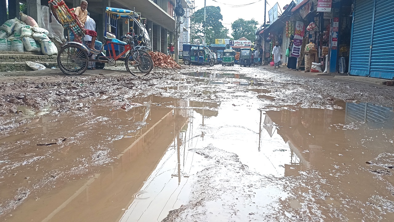 কুমিল্লার ব্রাহ্মণপাড়া উপজেলা পরিষদ হয়ে সাব-রেজিস্ট্রার অফিস পর্যন্ত সড়কের বেহাল দশা। ছবি : কালবেলা