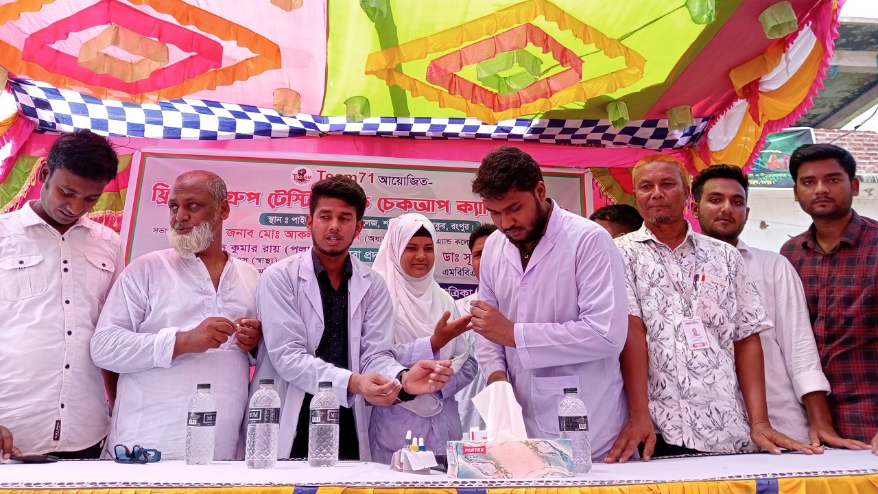 শঠিবাড়ী পাইলট স্কুল এন্ড কলেজ মাঠে ক্যাম্পিং পরিচালিত হচ্ছে। ছবি : কালবেলা