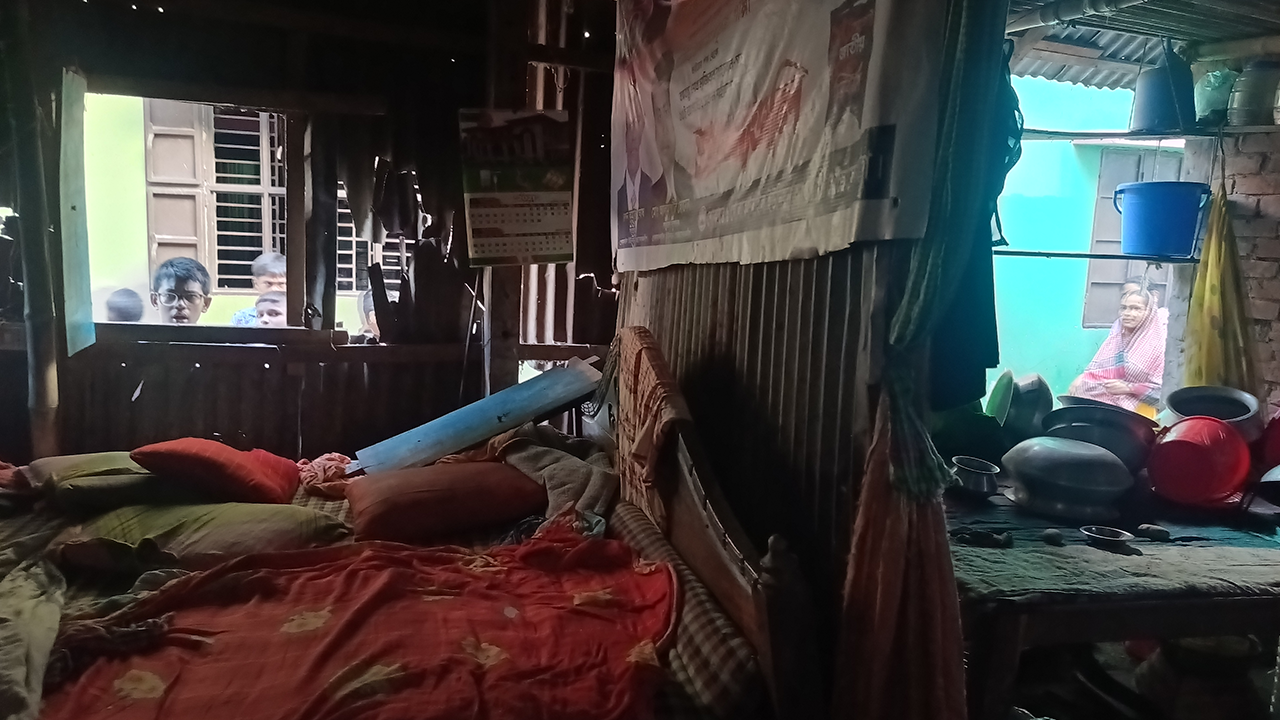নারায়ণগঞ্জের রূপগঞ্জে আধিপত্য বিস্তারকে কেন্দ্র করে সংঘর্ষে আহত ১০। ছবি : কালবেলা