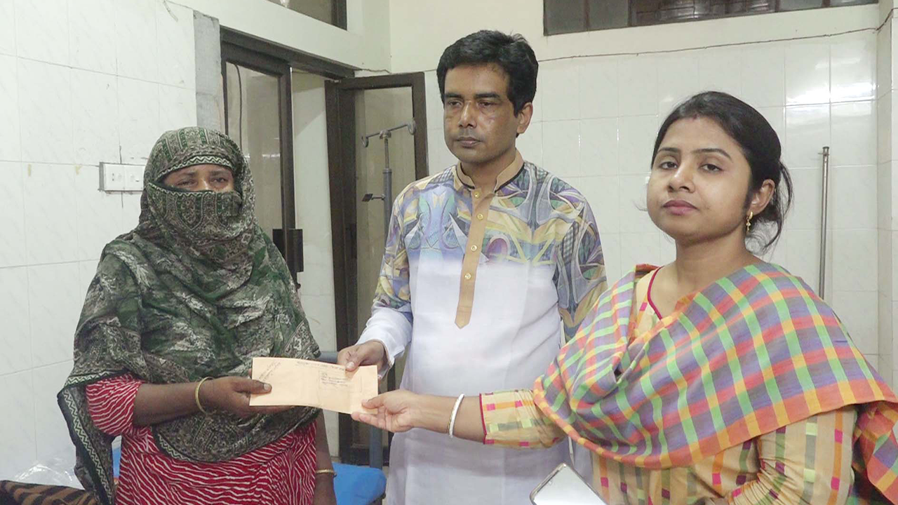কন্যাসন্তানের জন্ম দেওয়া ধর্ষণের শিকার সেই শিশুকে আর্থিক অনুদান দিল উপজেলা প্রশাসন। ছবি : কালবেলা