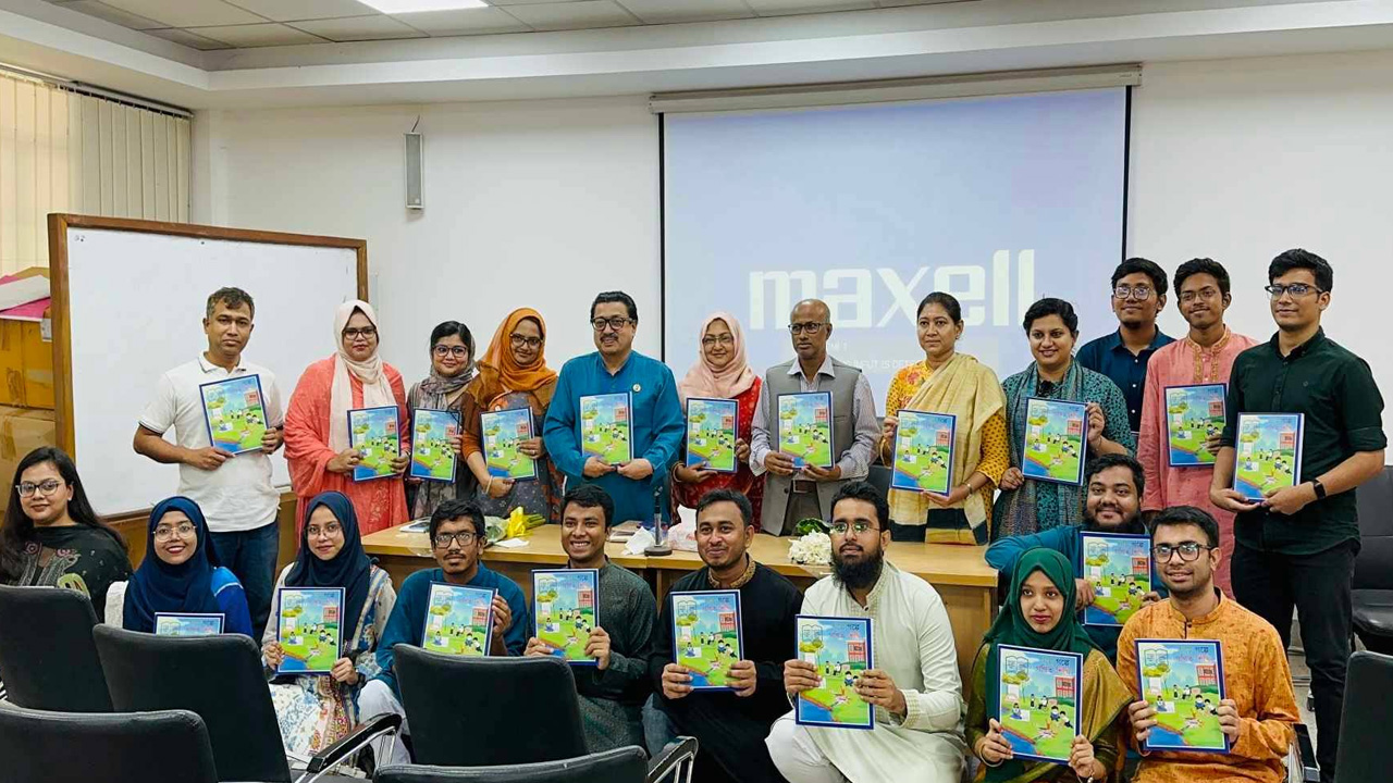 ‘গল্পে গল্পে গণিত শিখি’ বইয়ের প্রকাশনা উৎসব শিক্ষার্থীরা। ছবি : কালবেলা