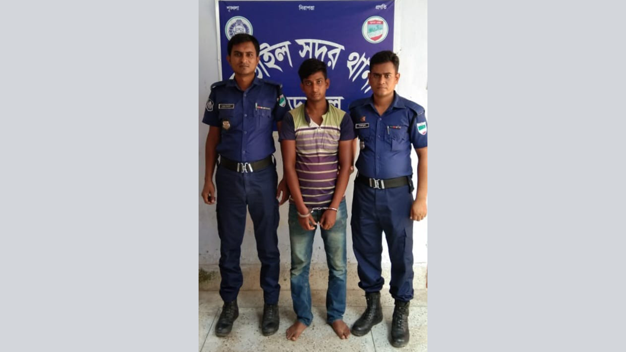 ফেসবুকে মেয়েদের ছবি ব্যবহার করত তন্ময় ।ছবি : কালবেলা