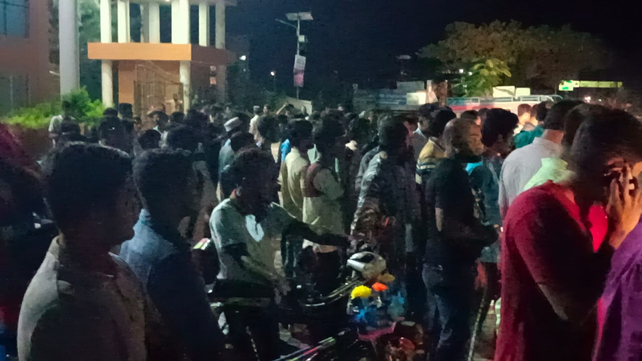 পুলিশ কমিশনারের কার্যালয়ের সামনে ট্রাফিক পুলিশেরও ওপর হামলার পর ভিড় করেন স্থানীয়রা। ছবি : কালবেলা