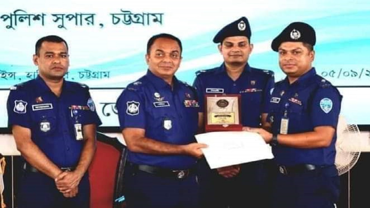 চট্টগ্রাম পুলিশ সুপার এস এম শফিউল্লাহর হাত থেকে সম্মাননা সার্টিফিকেট নিচ্ছেন ওসি রাশেদুল ইসলাম (সর্ব ডানে)। ছবি : কালবেলা