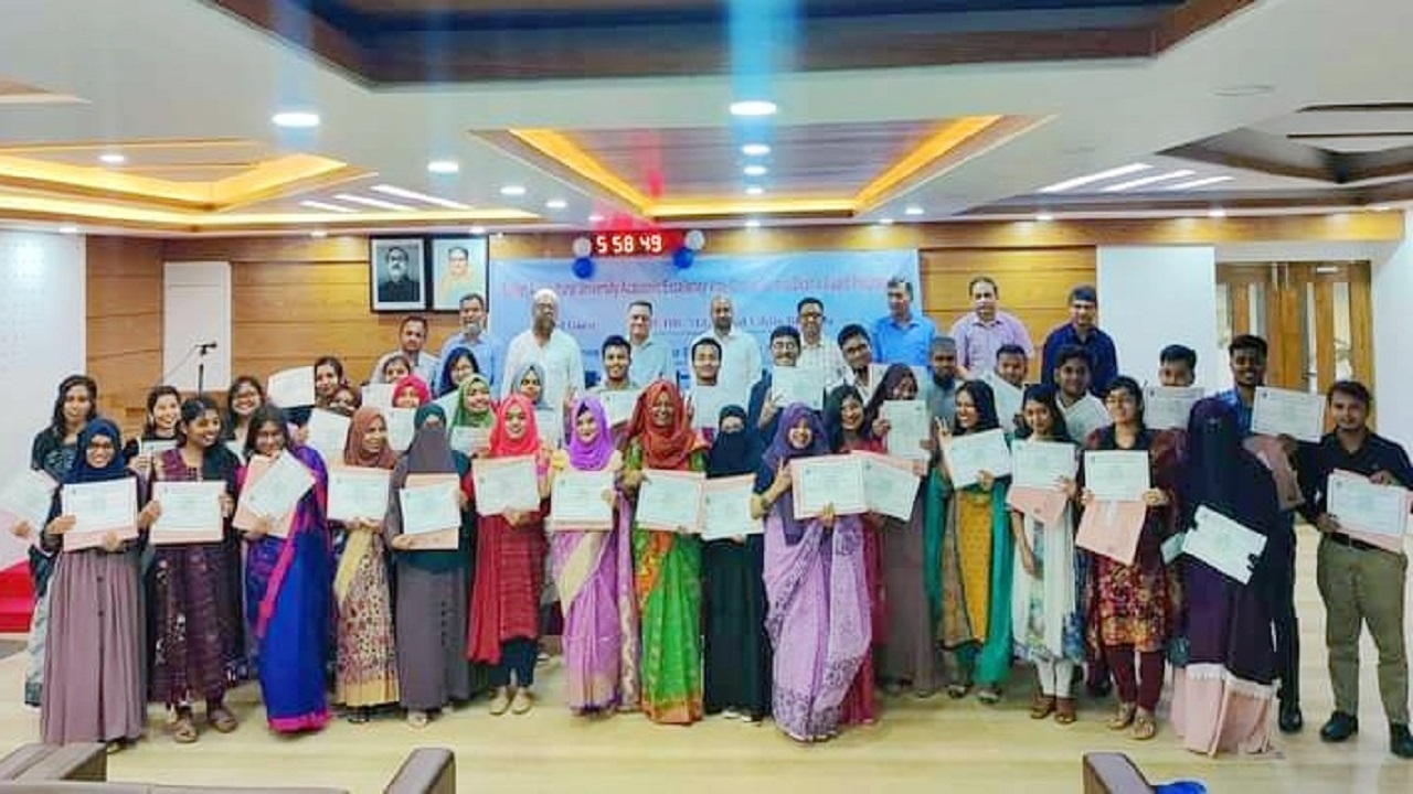 অতিথিদের সঙ্গে ভাইস চ্যান্সেলর ও ডিনস অ্যাওয়ার্ড পাওয়া সিলেট কৃষি বিশ্ববিদ্যালয়ের কৃতি শিক্ষার্থীরা। ছবি : কালবেলা