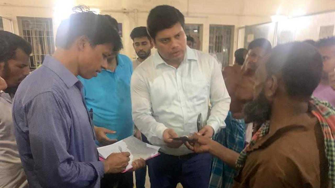 দগ্ধদের আর্থিক সহায়তা দিলেন অতিরিক্ত জেলা প্রশাসক। ছবি : কালবেলা