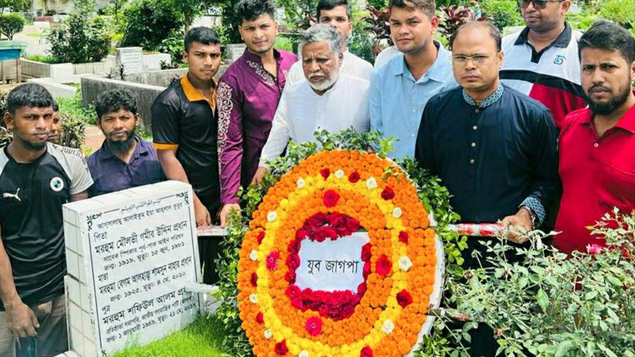 যুব জাগপা’র ৩৩তম প্রতিষ্ঠাবার্ষিকী উপলক্ষে বনানী কবরস্থানে শ্রদ্ধা নিবেদন শেষে জাগপা সভাপতি বীর মুক্তিযোদ্ধা খন্দকার লুৎফর রহমান। ছবি : কালবেলা