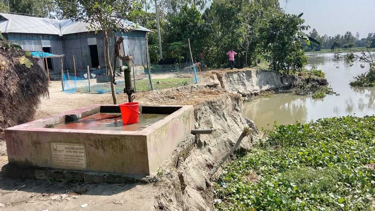 জামালপুরে নদীর পানি কমলেও ভাঙনের সৃষ্টি। ছবি : কালবেলা