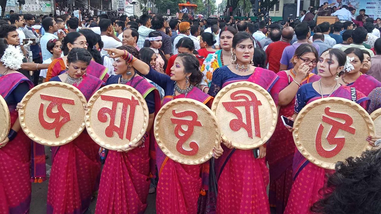 ঢাকেশ্বরী মন্দির এলাকা থেকে মিছিল ও শোভাযাত্রা অনুষ্ঠিত। ছবি : কালবেলা