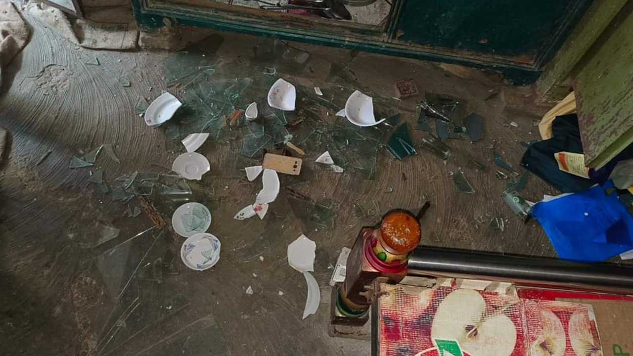 রূপগঞ্জে ছাত্রলীগ নেতার বাড়িতে যুবলীগ নেতার হামলার অভিযোগ । ছবি : কালবেলা