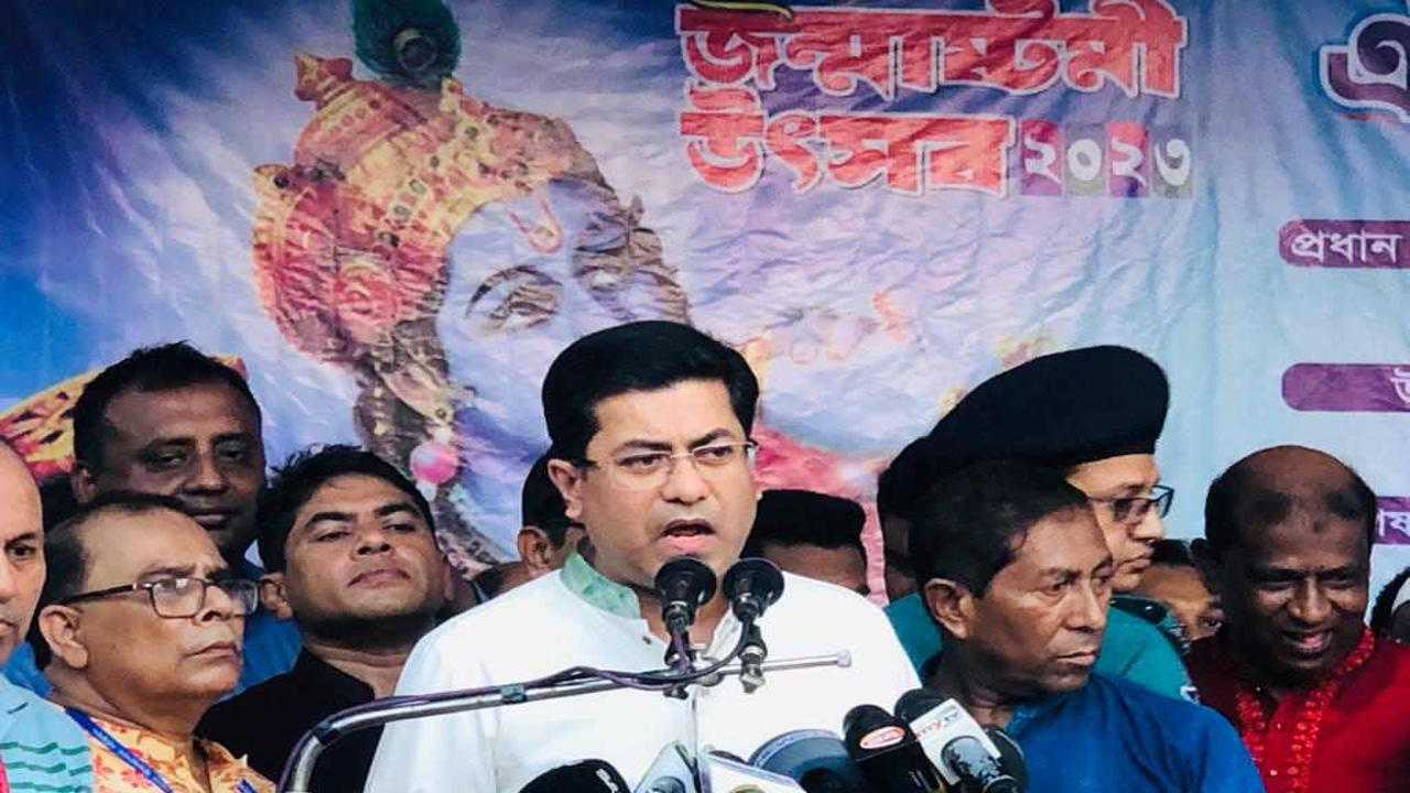 'ঐতিহাসিক কেন্দ্রীয় জন্মাষ্টমী মিছিল' পূর্ববর্তী সংক্ষিপ্ত সভায় বক্তব্য রাখছেন শেখ ফজলে নূর তাপস। ছবি : কালবেলা