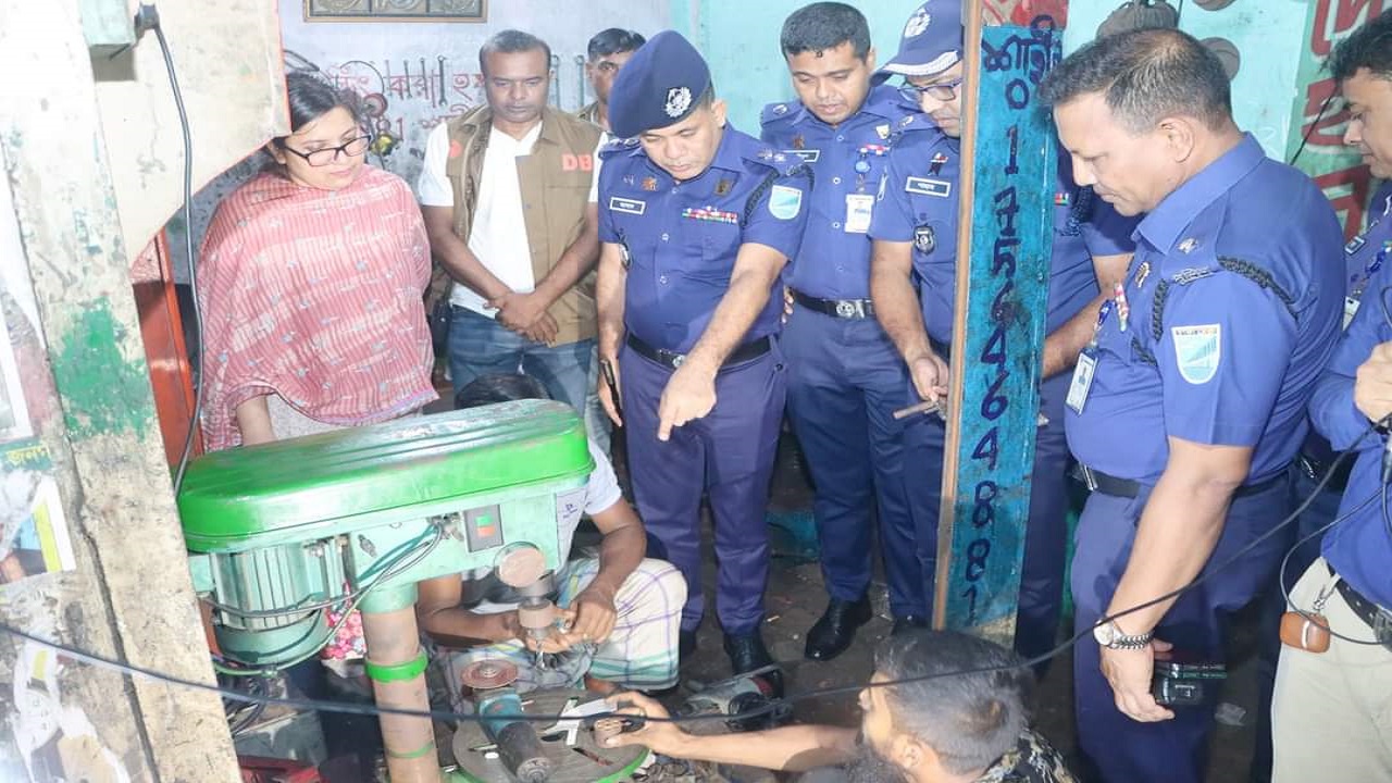 কেরানীগঞ্জে অস্ত্রের কারখানায় পুলিশের অভিযান। ছবি : কালবেলা