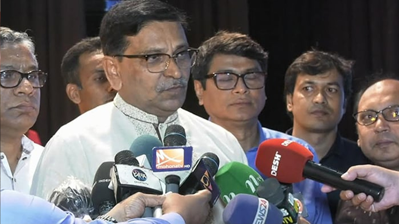 কুষ্টিয়া শিল্পকলা একাডেমিতে সাংবাদিকদের সঙ্গে কথা বলছেন মাহবুব-উল আলম হানিফ। ছবি : সংগৃহীত