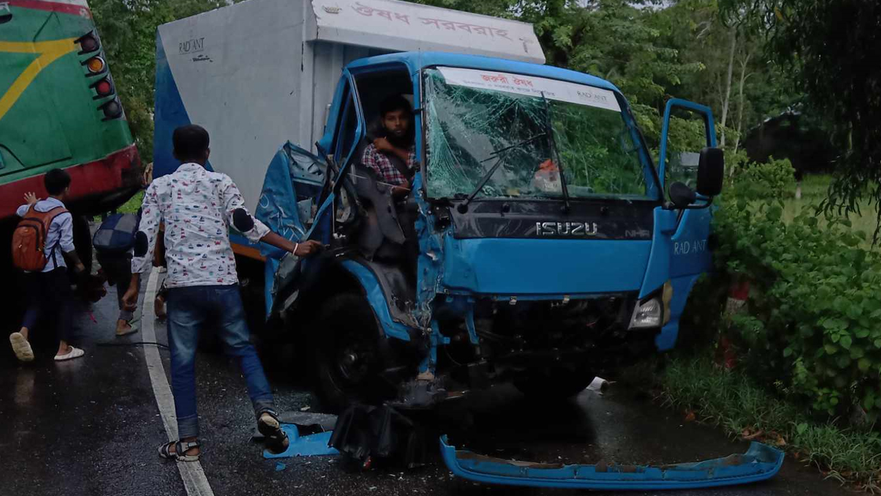 পটুয়াখালীর দুমকিতে বৃহস্পতিবার বাসের ধাক্কায় দুমড়েমুচড়ে যাওয়া পিকআপ। ছবি : কালবেলা