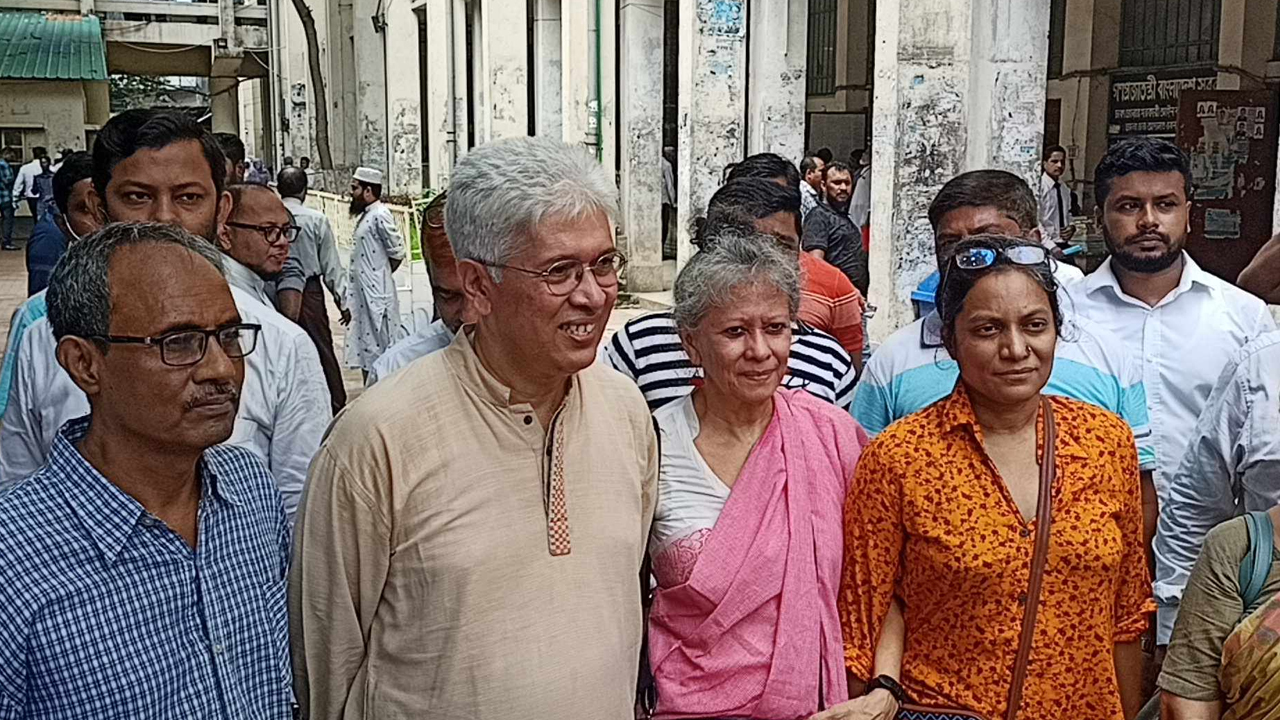আদালতে অধিকারের সম্পাদক আদিলুর রহমান খান শুভ্র ও সংগঠনটির পরিচালক এ এস এম নাসির উদ্দিন এলান। ছবি : কালবেলা