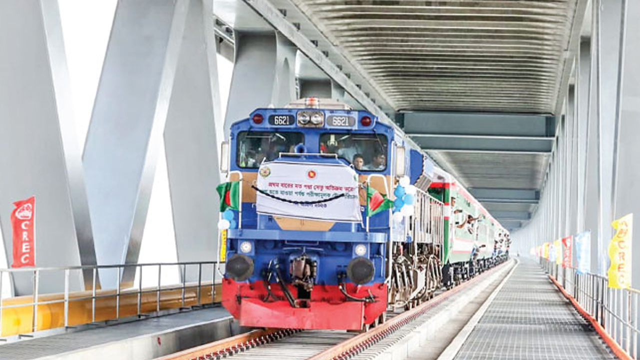 পরীক্ষামূলকভাবে পদ্মা সেতু দিয়ে ট্রেন চলাচল শুরু। ছবি : সংগৃহীত