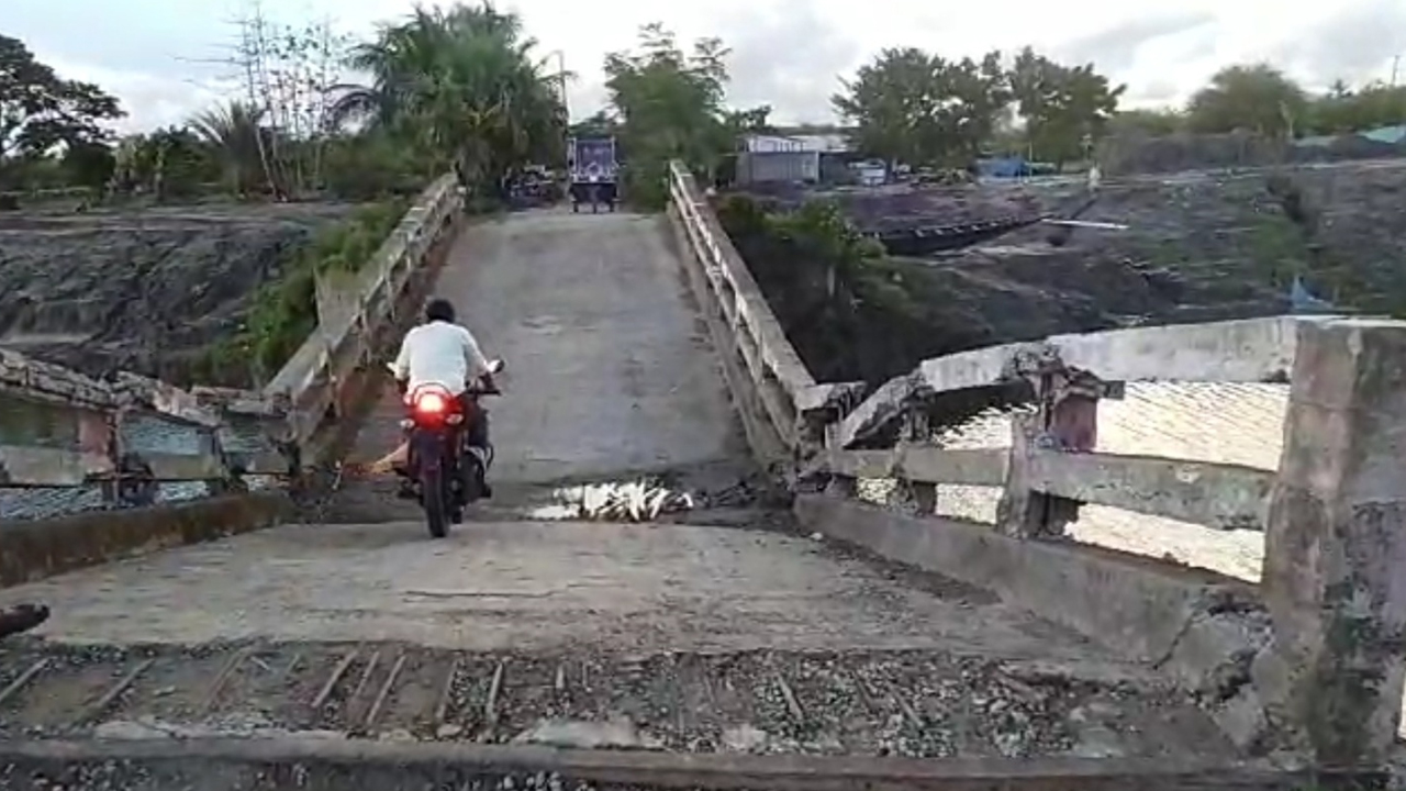 সাতক্ষীরার আশাশুনির কুন্দুড়িয়া-বাঁকড়া সেতুর মাঝ বরাবার ধসে গেছে। ছবি : কালবেলা