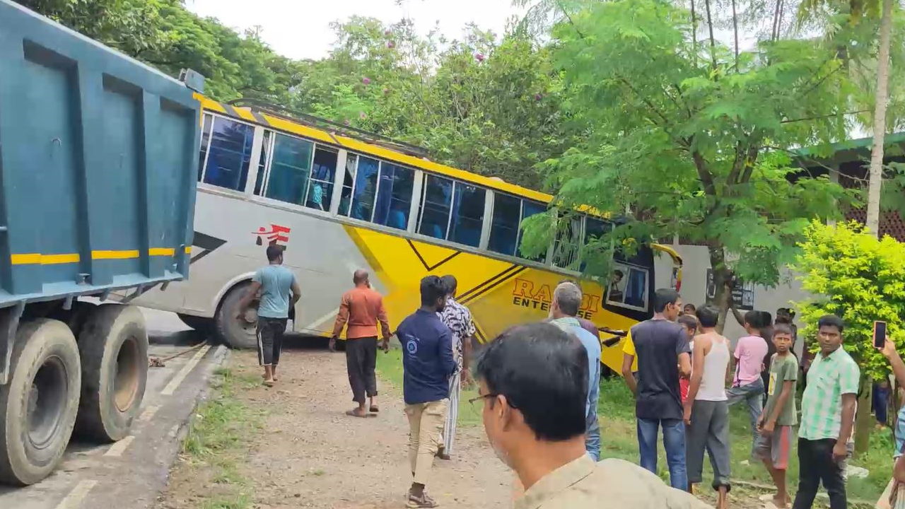 পাবনায় অটোরিকশাকে চাপা দিয়ে সড়ক থেকে ছিটকে পড়ে বাস। ছবি : কালবেলা