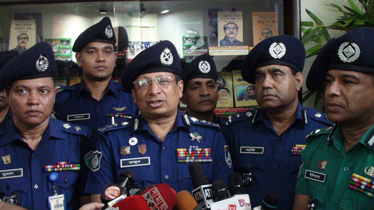 হবিগঞ্জ পুলিশ সুপারের কার্যালয়ে আইজিপি। ছবি : কালবেলা