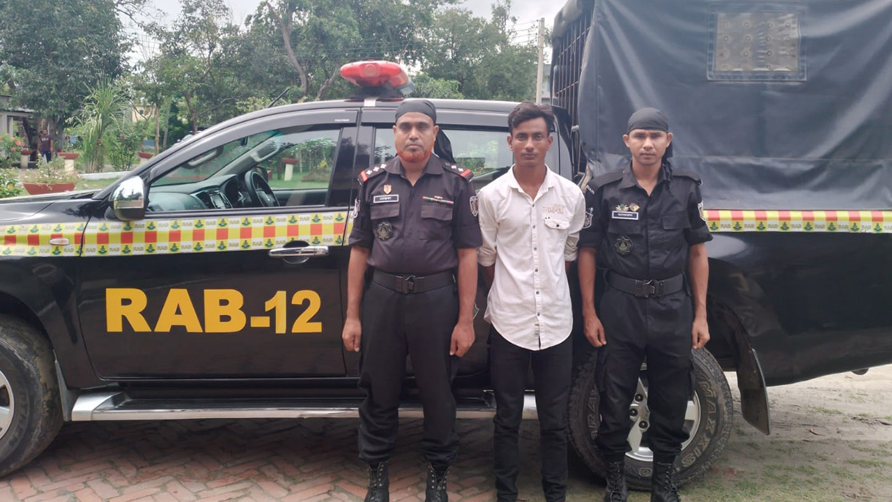 কুষ্টিয়ার কুমারখালীতে ধর্ষণ মামলার আসামি সুজনকে গ্রেপ্তার করেছে র‌্যাব। ছবি : কালবেলা