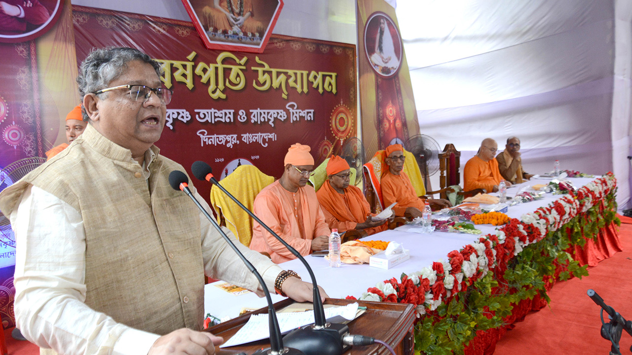 দিনাজপুর রামকৃষ্ণ আশ্রমের শতবর্ষ পূর্তির উদ্বোধনী অনুষ্ঠানে প্রধান অতিথির বক্তব্য রাখছেন বিচারপতি এম ইনায়েতুর রহিম। ছবি : কালবেলা