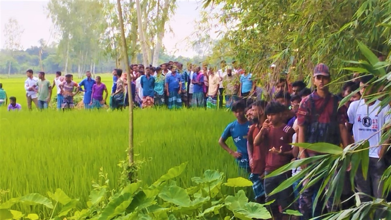 হাড়িভাসা ইউনিয়নের মোমিনপাড়া সীমান্তে বিএসএফের গুলিতে নিহতের ঘটনায় মরদেহ দেখতে স্থানীয়দের ভিড়। ছবি : কালবেলা