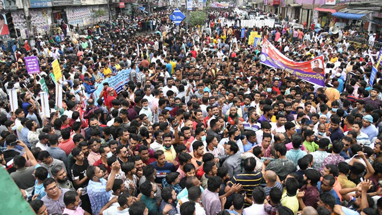 ঢাকায় একটি রাজনৈতিক দলের সমাবেশে নেতাকর্মীরা। ছবি : সংগৃহীত