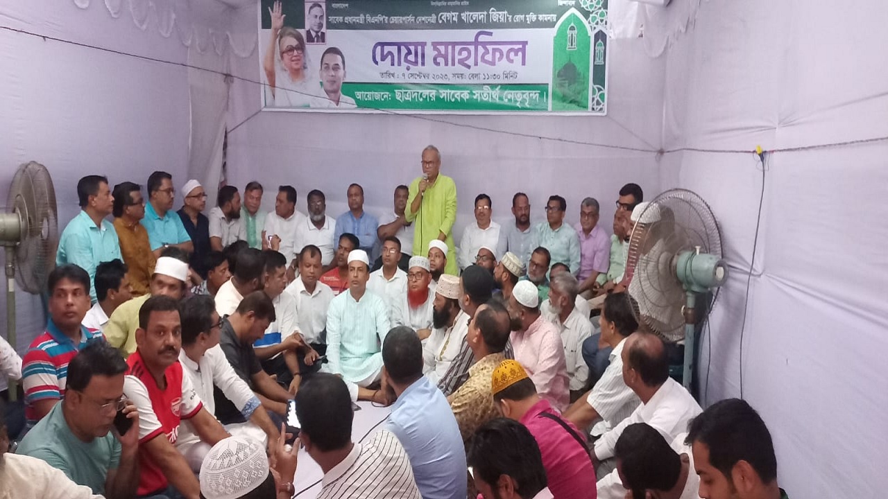 নয়াপল্টনে বিএনপির কার্যালয়ের নিচতলায় ছাত্রদলের সাবেক নেতাদের উদ্যোগে এক দোয়া মাহফিলে কথা বলেন অ্যাডভোকেট রুহুল কবির রিজভী। ছবি : কালবেলা