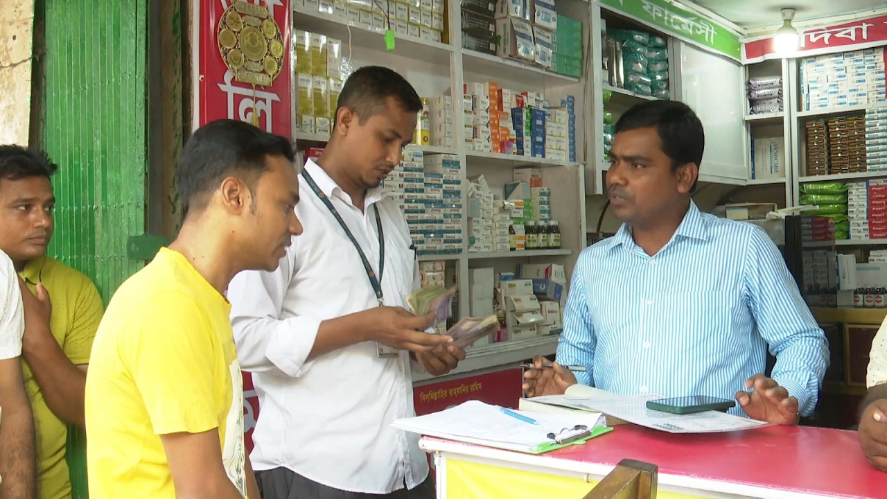 রাজশাহীতে ভোক্তা অধিকার সংরক্ষণ অধিদপ্তরের অভিযান। ছবি : কালবেলা
