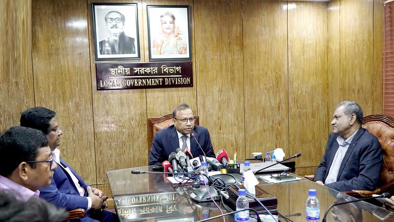 বৃহস্পতিবার সচিবালয়ে গণমাধ্যমকর্মীদের সঙ্গে কথা বলেন স্থানীয় সরকার, পল্লী উন্নয়ন ও সমবায়মন্ত্রী মো. তাজুল ইসলাম। ছবি : কালবেলা