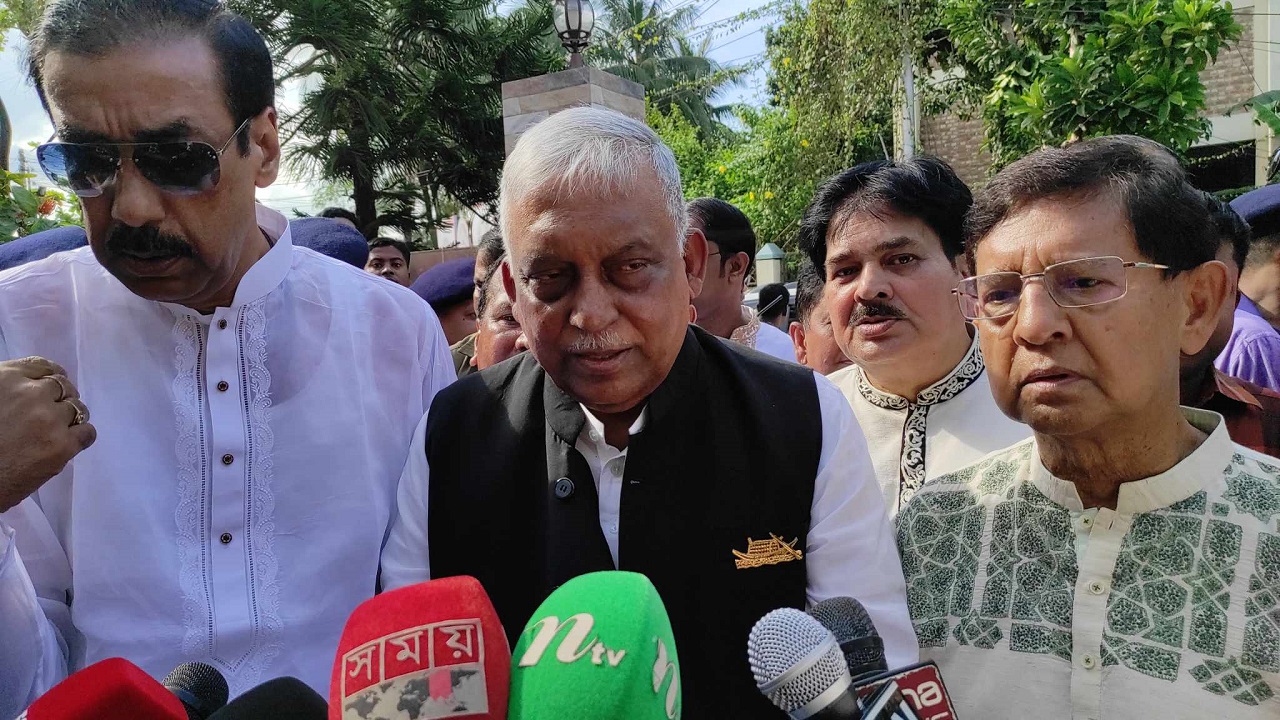 নারায়ণগঞ্জে বঙ্গবন্ধু ম্যুরাল উদ্বোধন শেষে সাংবাদিকদের সঙ্গে আলাপকালে স্বরাষ্ট্রমন্ত্রী। ছবি : কালবেলা