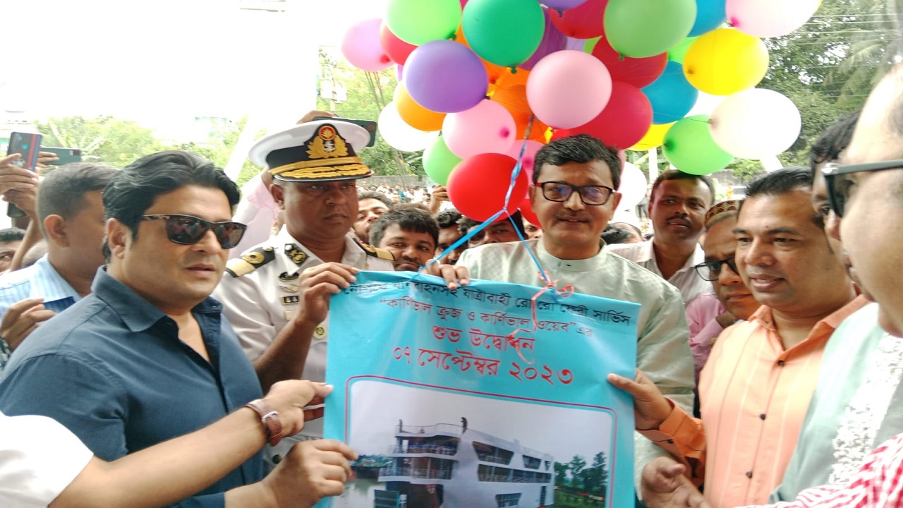 কেরানীগঞ্জের হাসনাবাদে যাত্রীবাহী এই ফেরির আনুষ্ঠানিক উদ্বোধন করেন নৌপরিবহন প্রতিমন্ত্রী খালিদ মাহমুদ চৌধুরী। ছবি : কালবেলা