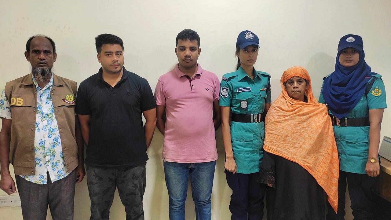 পুলিশ সদস্যদের মাঝে গ্রেপ্তার প্রতারক চক্রের সদস্য আরেফা বেগম, ফয়সাল ও নিজাম উদ্দিন। ছবি : কালবেলা