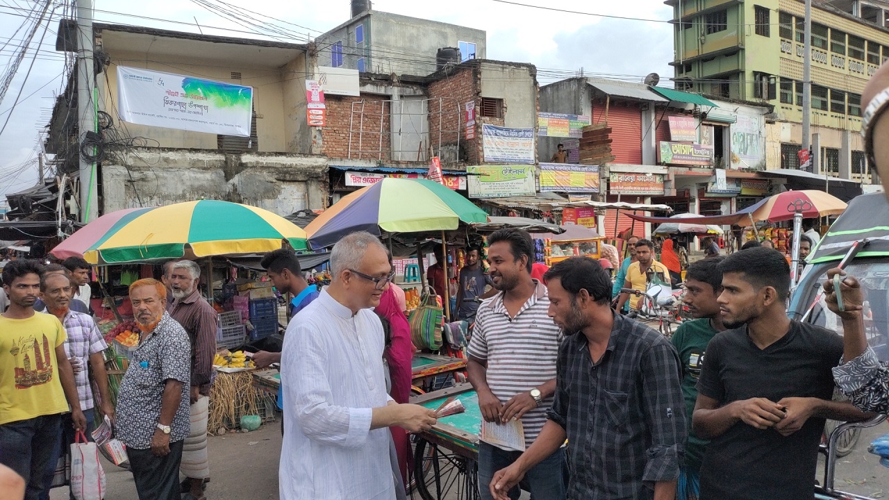গণসংযোগে আওয়ামী লীগের উপদেষ্টা পরিষদের সদস্য তোফায়েল আহমেদের জামাতা ডা. মো. তৌহিদুজ্জামান তুহিন। ছবি : কালবেলা