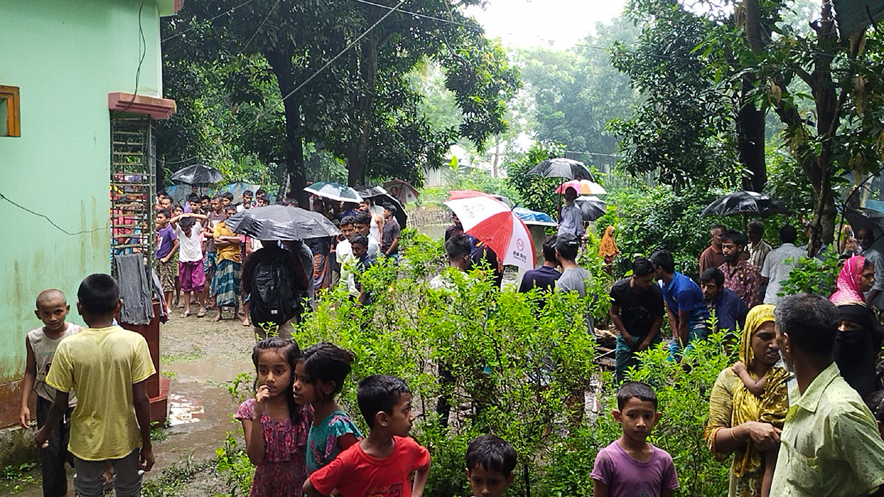 চাঁদপুরের হাজীগঞ্জ উপজেলায় স্বামী-স্ত্রীর হাত-পা বাঁধা মরদেহ উদ্ধার। ছবি : কালবেলা