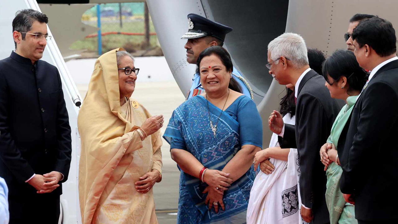প্রধানমন্ত্রী শেখ হাসিনা শুক্রবার নয়াদিল্লিরি পালাম বিমানবন্দরে পৌঁছালে ভারতের রেল ও টেক্সটাইল প্রতিমন্ত্রী দর্শনা বিক্রম জারদোস তাকে স্বাগত জানান।  ছবি : বাসস