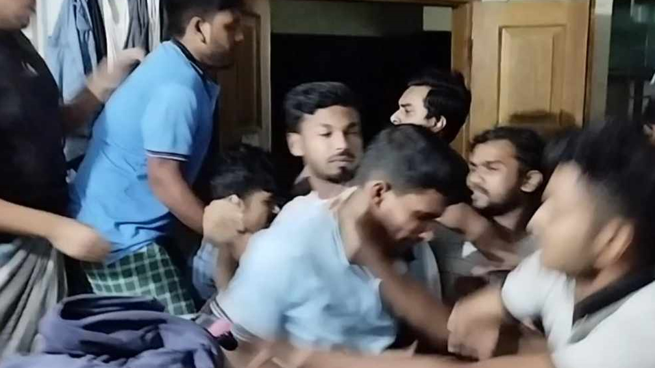 কুমিল্লা বিশ্ববিদ্যালয়ে জুনিয়রদের র‌্যাগ দেওয়াকে কেন্দ্র করে ১৫তম আবর্তনে শিক্ষার্থীদের হাতাহাতি। ছবি : কালবেলা
