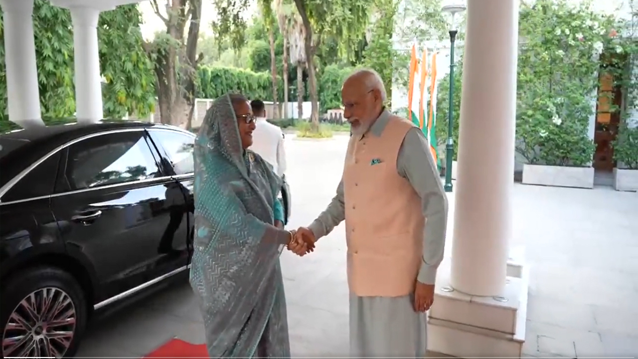 প্রধানমন্ত্রী শেখ হাসিনার সঙ্গে হাত মেলাচ্ছেন ভারতীয় প্রধানমন্ত্রী নরেন্দ্র মোদি। ছবি: টুইটার থেকে নেওয়া
