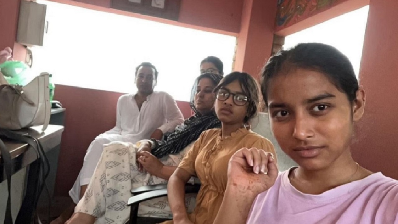 শুক্রবার বিকেলে সপরিবারে মার্কিন দূতাবাসে বরখাস্ত ডেপুটি অ্যাটর্নি জেনারেল এমরান আহমেদ ভূঁইয়া। ছবি : সংগৃহীত