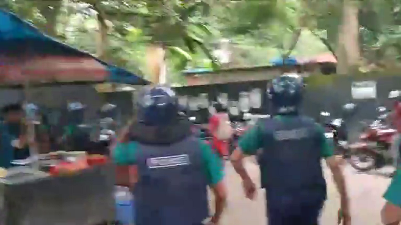 সরকারি চাকরিতে আবেদনের বয়সসীমা ৩৫ বছর করার দাবিতে আন্দোলনকারীদের লাঠিচার্জ করে ছত্রভঙ্গ করে পুলিশ। ছবি : ভিডিও থেকে নেওয়া