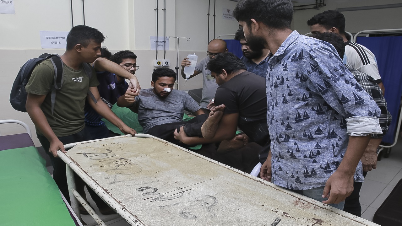 শাটল ট্রেনে আহতদের হাসপাতালে আনা হচ্ছে। ছবি : কালবেলা