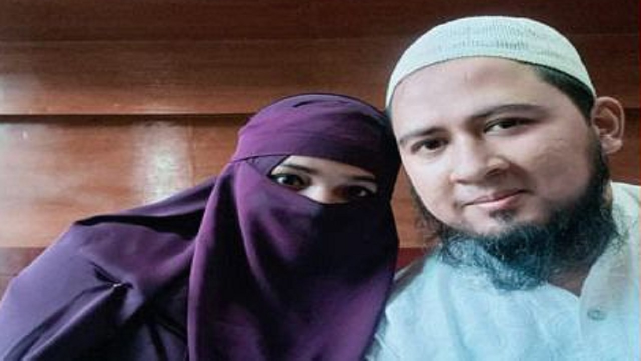 দ্বিতীয় স্ত্রীর সঙ্গে শিশু বিশেষজ্ঞ সরকারি চিকিৎসক আসিফ আলভী। ছবি : সংগৃহীত