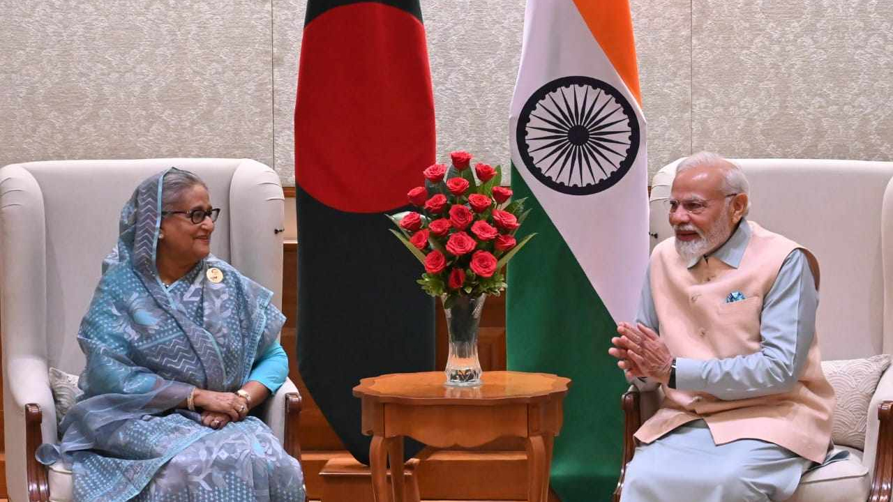 ভারতের প্রধানমন্ত্রী নরেন্দ্র মোদির সঙ্গে কথা বলছেন শেখ হাসিনা। ছবি : সংগৃহীত