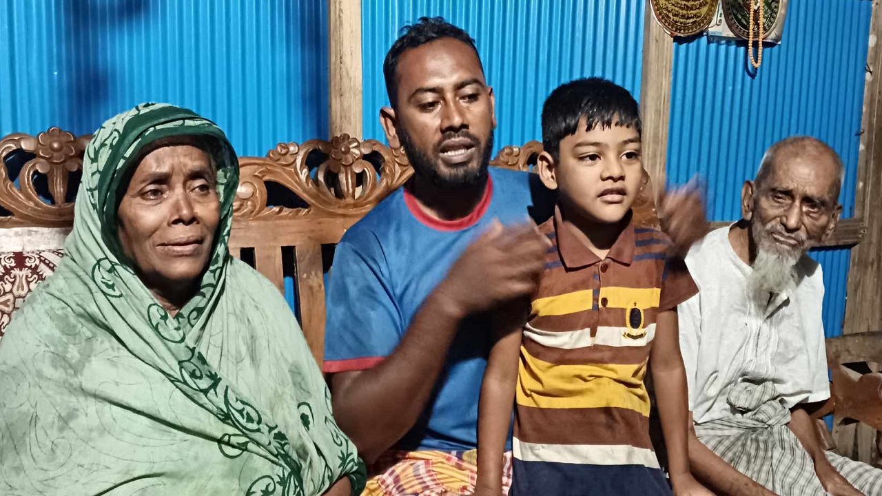 ভ্যানচালক শাহাজান ও তার পরিবার। ছবি : কালবেলা