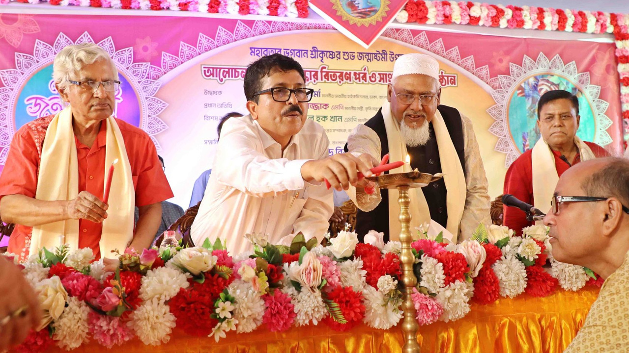 রাজধানীর ঢাকেশ্বরী মন্দিরে শ্রীকৃষ্ণের শুভ জন্মাষ্টমী উপলক্ষে আলোচনা সভার উদ্বোধন করছেন অতিথিরা। ছবি : কালবেলা