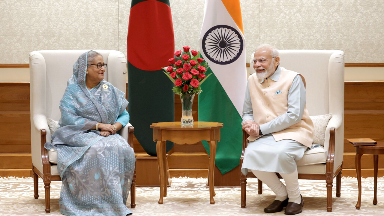ভারতের প্রধানমন্ত্রী নরেন্দ্র মোদির সঙ্গে কথা বলছেন শেখ হাসিনা। ছবি: সংগৃহীত