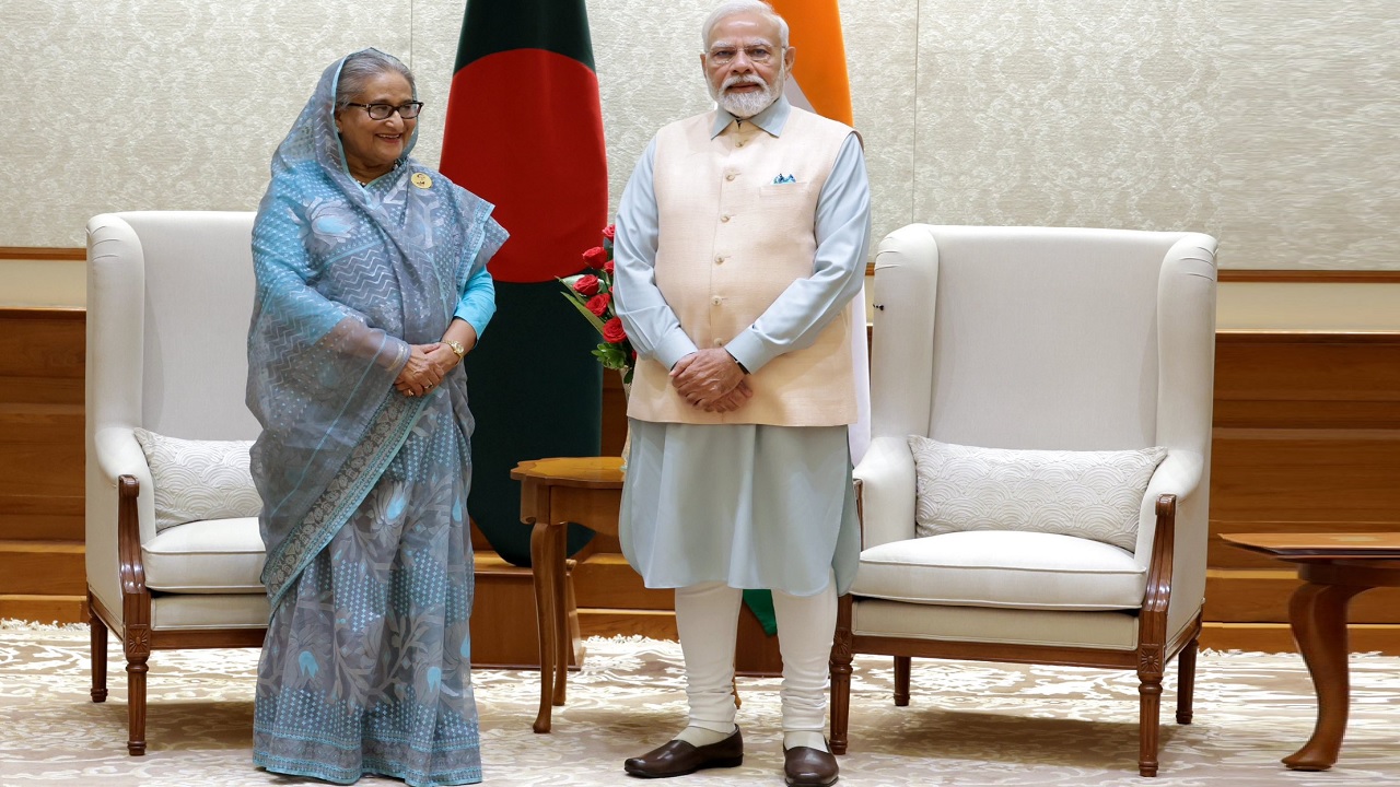 ভারতের প্রধানমন্ত্রী নরেন্দ্র মোদির সঙ্গে বৈঠক করেন শেখ হাসিনা। ছবি: সংগৃহীত
