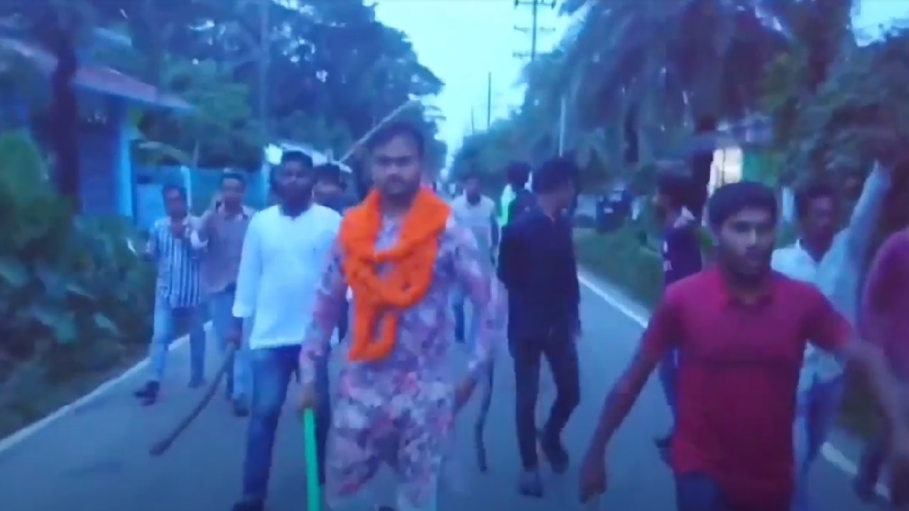 লাঠি হাতে পিরোজপুর জেলা যুবদলের নব গঠিত কমিটির যুগ্ম আহবায়ক রিয়াজ সিকদার ও তার সমর্থকরা। ছবি : সংগৃহীত